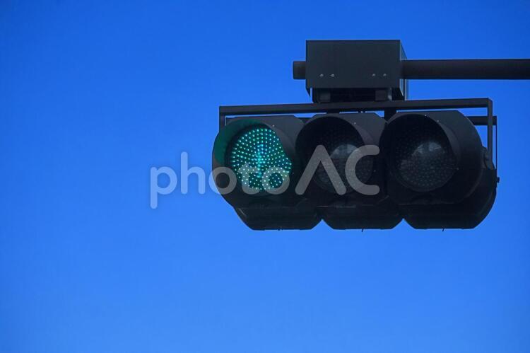 青信号 青信号,青空,信号機の写真素材