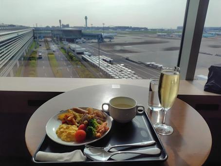 空港ラウンジの美味しいビュッフェ 空港ラウンジの美味しいビュッフェ 空港,飛行機,航空会社の写真素材