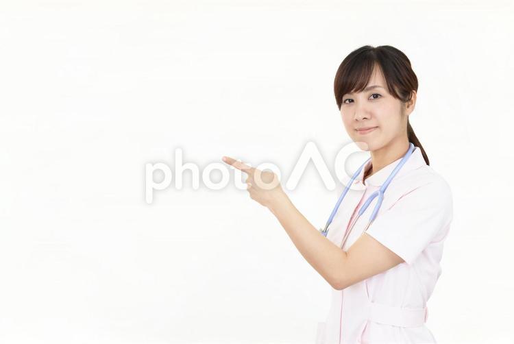 指示する笑顔の看護師 女性,女,看護師の写真素材