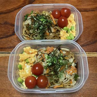 焼きそばお弁当、スクランブルエッグ 焼きそばお弁当、スクランブルエッグの写真