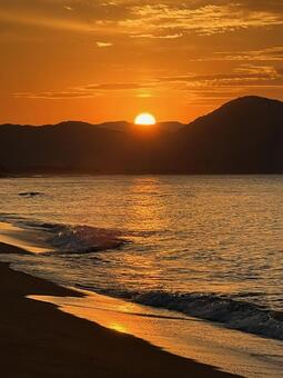 日本海の夕陽（夕日ヶ浦温泉） 夕暮れ,夕焼け,夕焼の写真素材