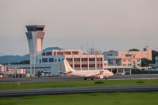 光と影のあいだを飛ぶ 光と影のあいだを飛ぶ 飛行機,航空機,旅客機の写真素材