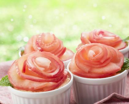 薔薇の花をあしらったアップルタルト 薔薇の花をあしらったアップルタルト アップルタルト,りんご,ローズタルトの写真素材