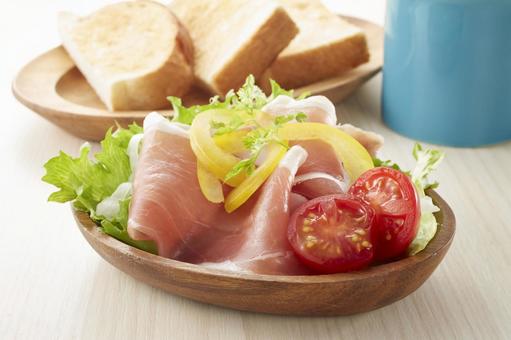 朝食(生ハムサラダ、食パン、スープ) 朝食(生ハムサラダ、食パン、スープ) 生ハムサラダ,トースト,生ハムの写真素材