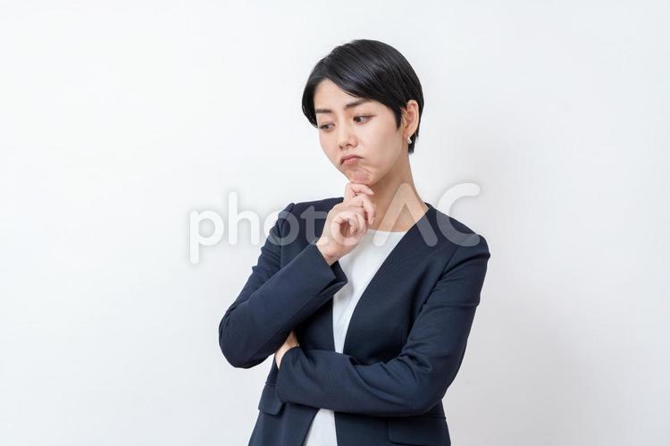 困って腕組みしているビジネスウーマン ビジネスウーマン,ビジネス,女性の写真素材