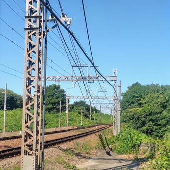 青空の下、まっすぐ伸びる線路 青空の下、まっすぐ伸びる線路の写真