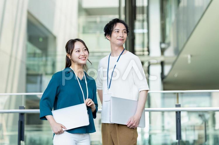 オフィスで働くエンジニア エンジニア,オフィス,ビジネスマンの写真素材