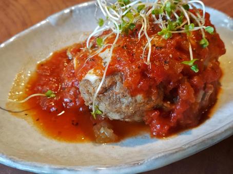 和風ハンバーグ(トマトソース)のアップ 和風ハンバーグ(トマトソース)のアップの写真