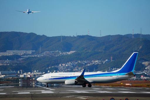 滑走路に入る飛行機 滑走路に入る飛行機の写真