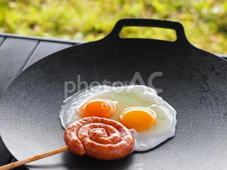 キャンプ飯　ぐるぐるソーセージ　 目玉焼き,ソーセージ,朝食の写真素材