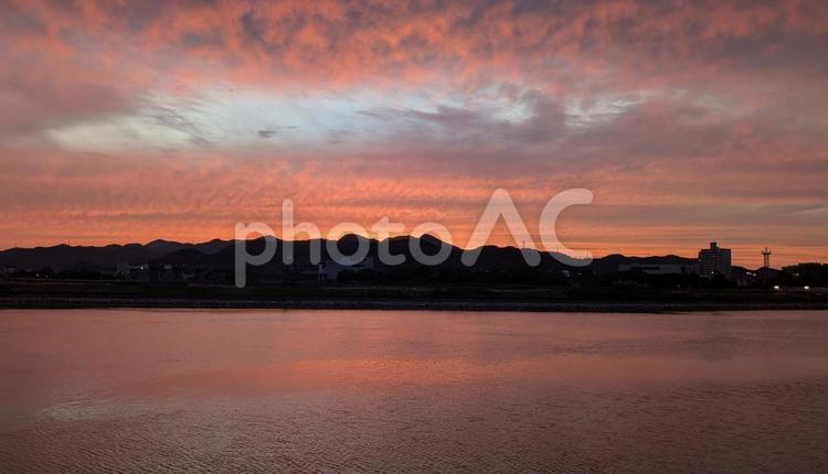 夕日で赤く染まる空と水面 空,夕焼け,赤いの写真素材