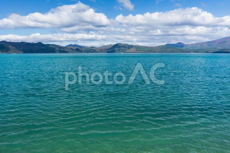 秋の田沢湖の水面と山並みと雲 秋,田沢湖,水面の写真素材