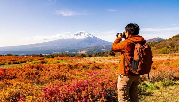レンズを向ける日本人男性カメラマン レンズを向ける日本人男性カメラマンの写真