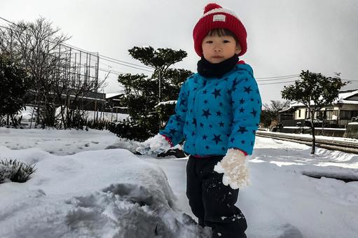 <素材>雪の日に雪だるまを作る男の子 <素材>雪の日に雪だるまを作る男の子 子供,男性,人物の写真素材