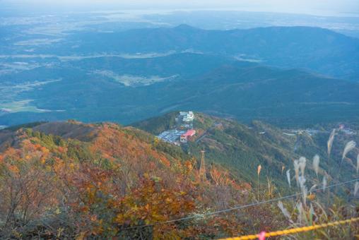 秋色に染まる山並みと遠景 山,風景,自然の写真素材