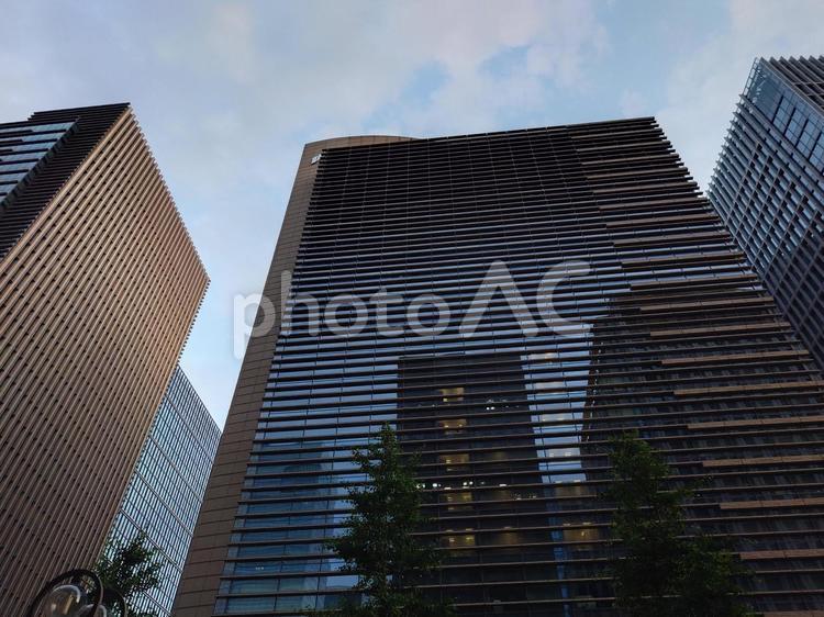 夕暮れとビル群！反射綺麗！ オフィス,オフィス街,施設の写真素材