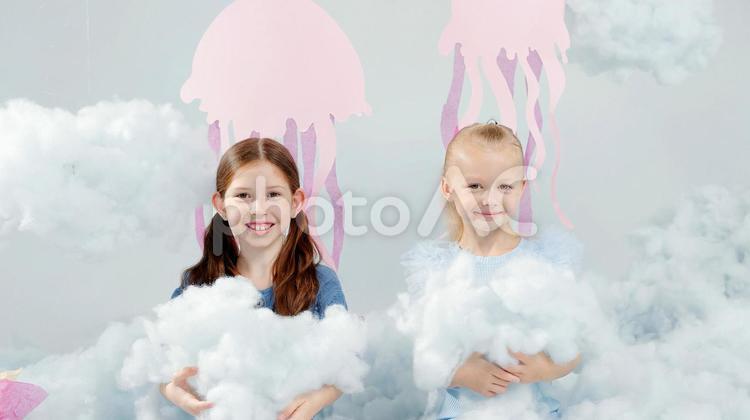 ふわふわの綿を持つ笑顔の女の子たち 女の子,綿,ふわふわの写真素材