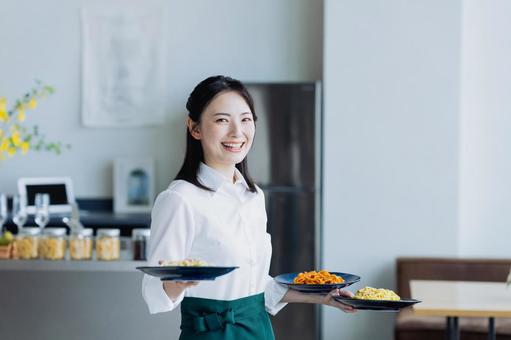 カフェで働く若い女性 カフェで働く若い女性 飲食店,カフェ,料理の写真素材