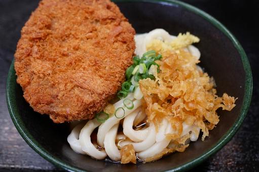 さぬきうどん店のメンチカツぶっかけ冷や さぬきうどん,うどん,メンチカツの写真素材