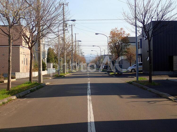 住宅街をまっすぐ伸びる道 直線道路,住宅街,直線の写真素材