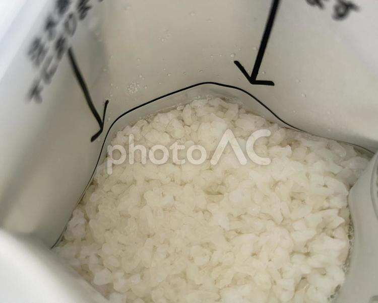 お湯を入れたアルファ米 アルファ米,アルファー米,非常食の写真素材