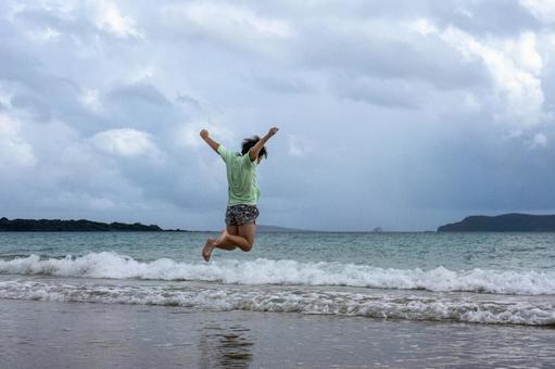 <素材>海へ向かってジャンプする男の子 <素材>海へ向かってジャンプする男の子 子供,海,空の写真素材