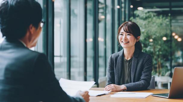 オフィスで行われる就職面接の風景の写真