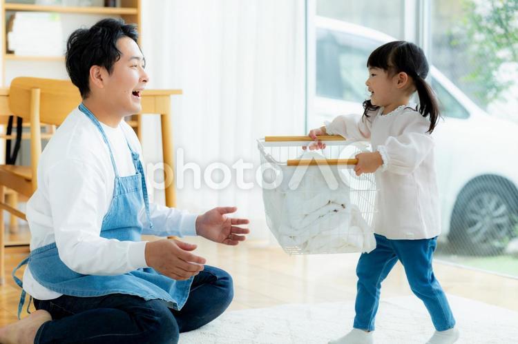 家事をするお父さん 家事,お父さん,笑顔の写真素材