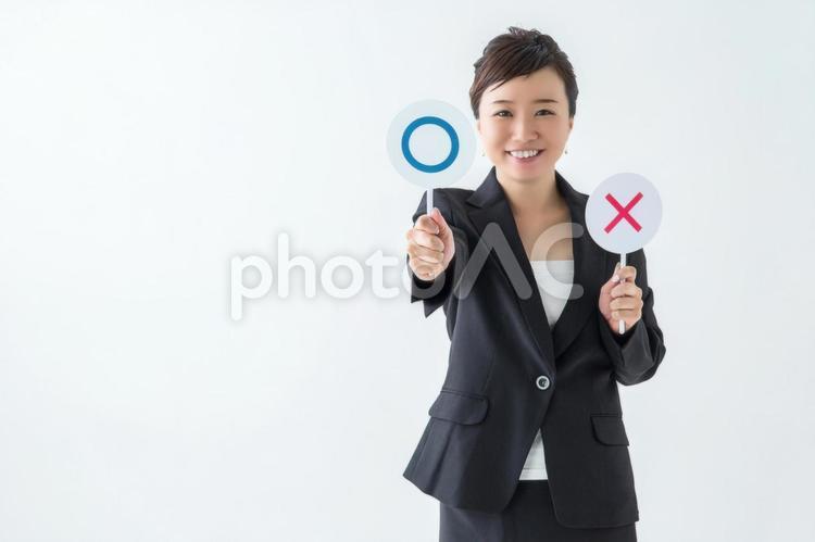 【切抜PSD】マルを持つ女性 丸,マル,okの写真素材