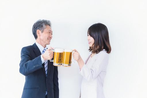 上司と乾杯をする女性社員 日本人,サラリーマン,ストレス解消の写真素材