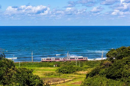 海岸線を走るローカル列車の写真