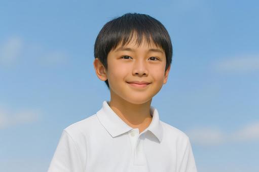 笑みを浮かべる小学生の男の子の子ども 笑みを浮かべる小学生の男の子の子どもの写真