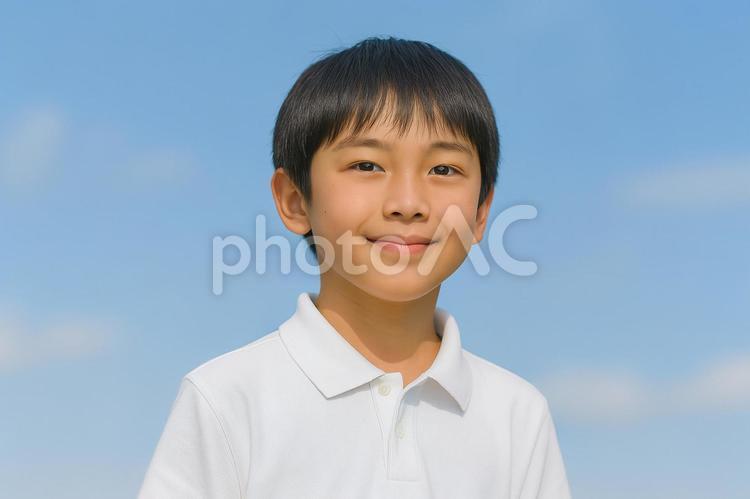 笑みを浮かべる小学生の男の子の子ども 子ども,子供,キッズの写真素材