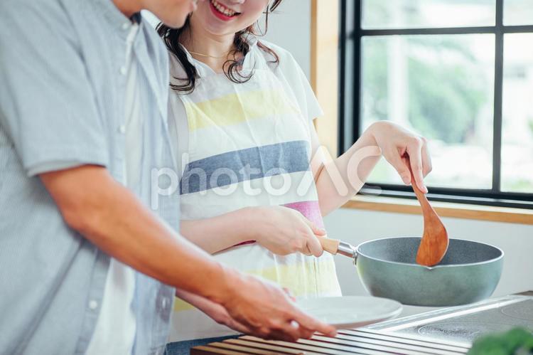 一緒に料理を作る男女（夫婦） 家事分担,料理,包丁の写真素材