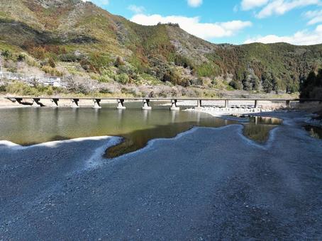 高知県越知町 上空から見た片岡沈下橋 高知県越知町 上空から見た片岡沈下橋 片岡沈下橋,沈下橋,橋の写真素材