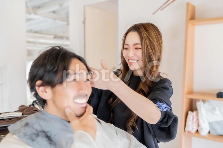 男性客と会話をする女性美容師 スタイリスト,カット,スタイルの写真素材