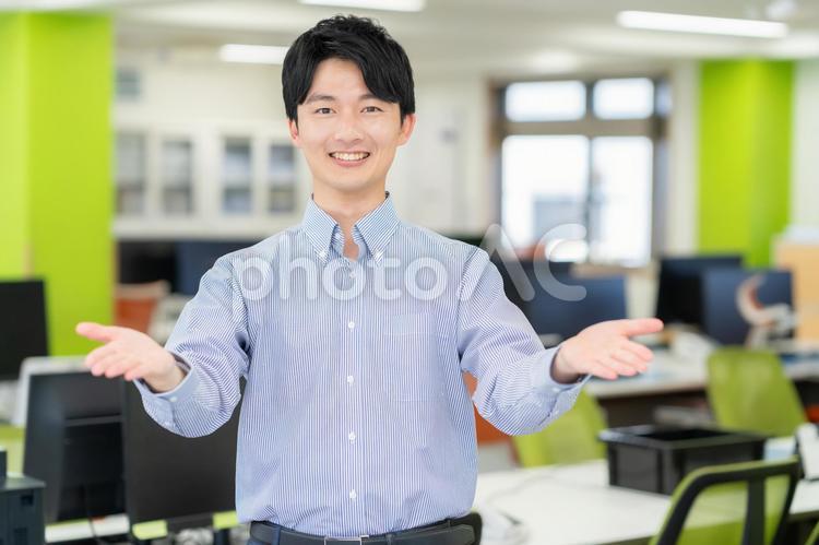 オフィスで働く男性エンジニア ビジネス,エンジニア,新入社員の写真素材