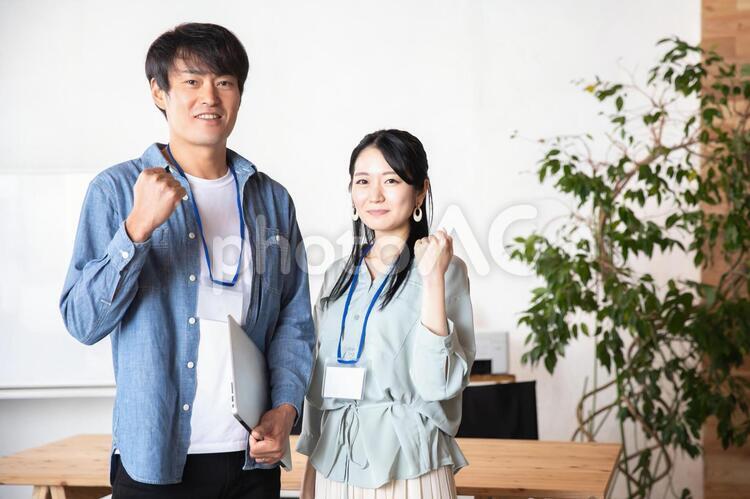 デスクワークの男女の会社員 システムエンジニア,デザイナー,ビジネスの写真素材