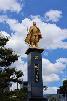 7月下旬のJR岐阜駅前の金色の織田信長像 7月下旬のJR岐阜駅前の金色の織田信長像の写真