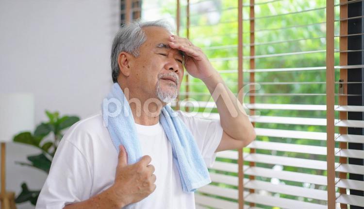 室内で熱中症 高齢者,熱中症,室内の写真素材