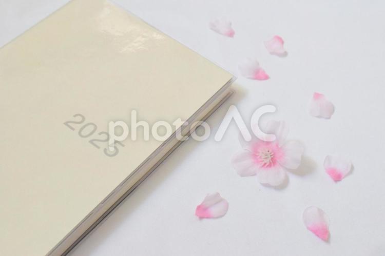 2025年手帳とたくさんの桜の花びら①② 桜,花びら,2025年の写真素材