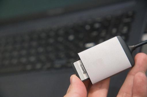 SDカードリーダーとノートPC SDカードリーダーとノートPC sdカード,sdカードリーダー,メモリーカードの写真素材