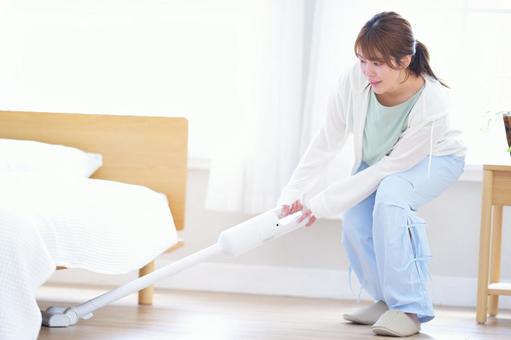 ベッドの下を掃除する女性 女性,掃除機,掃除の写真素材