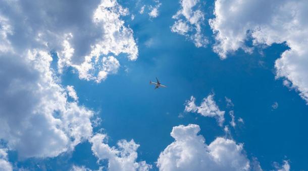 青空と飛行機 青空と飛行機の写真