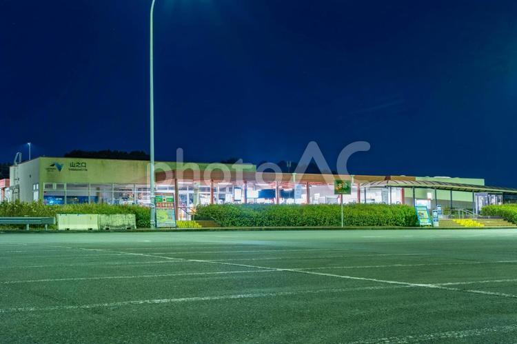 深夜の山之口サービスエリアの静寂 夜,夜景,高速道路の写真素材