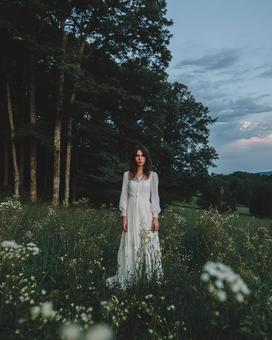 自然の中で静かに立つ女性 自然の中で静かに立つ女性の写真