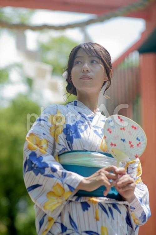 鳥居の前で浴衣を着た団扇を持った女性 浴衣,夏,夏の風物詩の写真素材