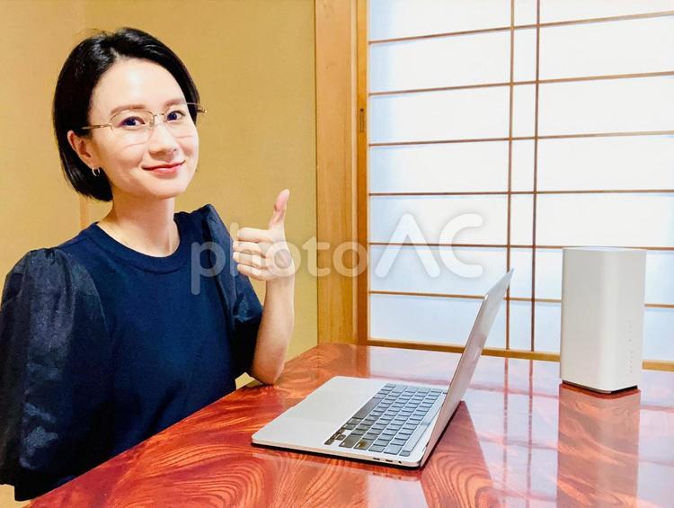 いいね！のポーズをする在宅勤務の女性 在宅ワーク,wifi,パソコンの写真素材