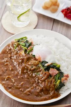 カレーライス ほうれん草と玉子トッピング カレーライス ほうれん草と玉子トッピングの写真