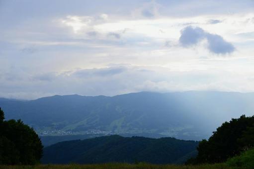 光が差す夏の山間と街並み 光が差す夏の山間と街並み 山,山々,風景の写真素材